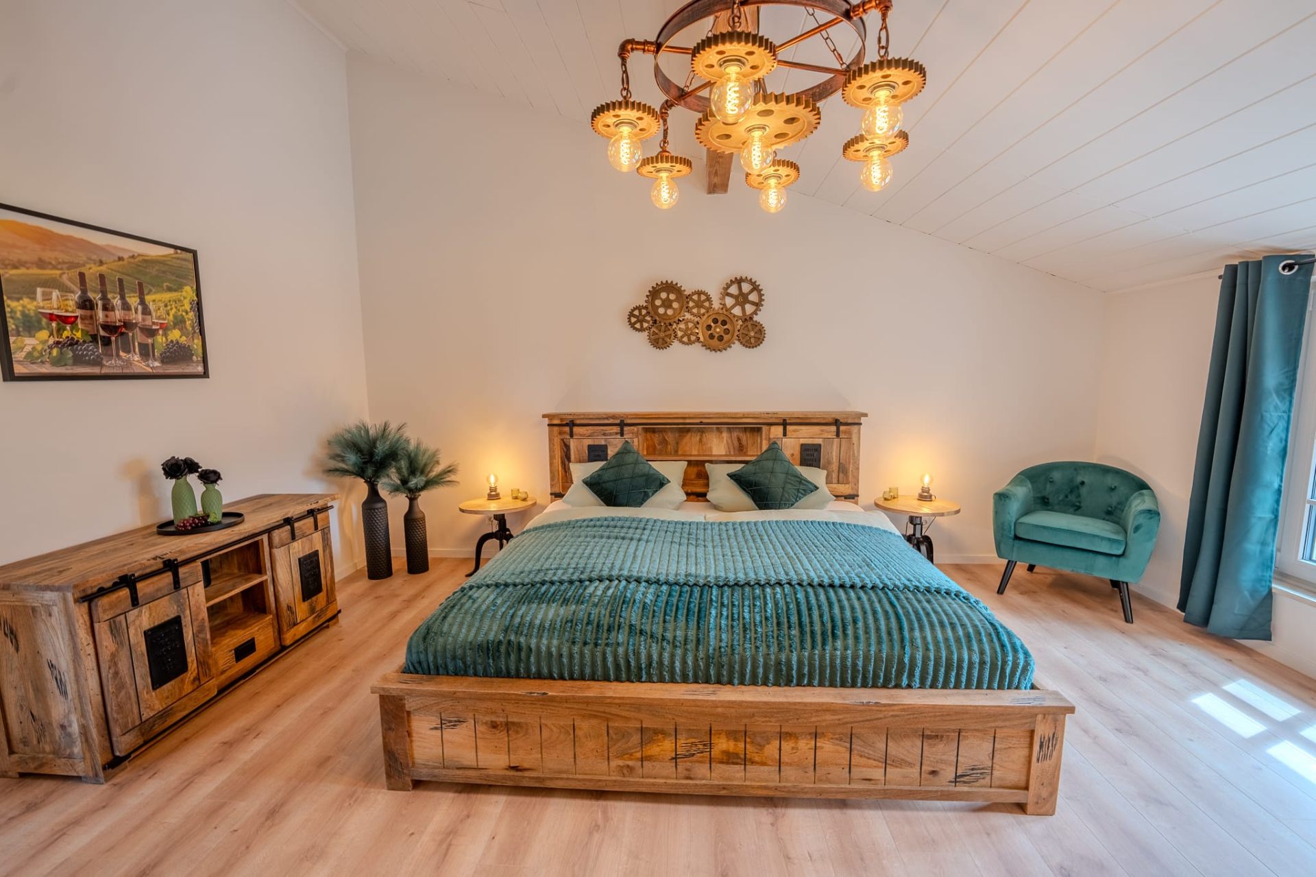 Schlafzimmer im Industrial-Style mit Massivholzbett und Zahnrad-Leuchter