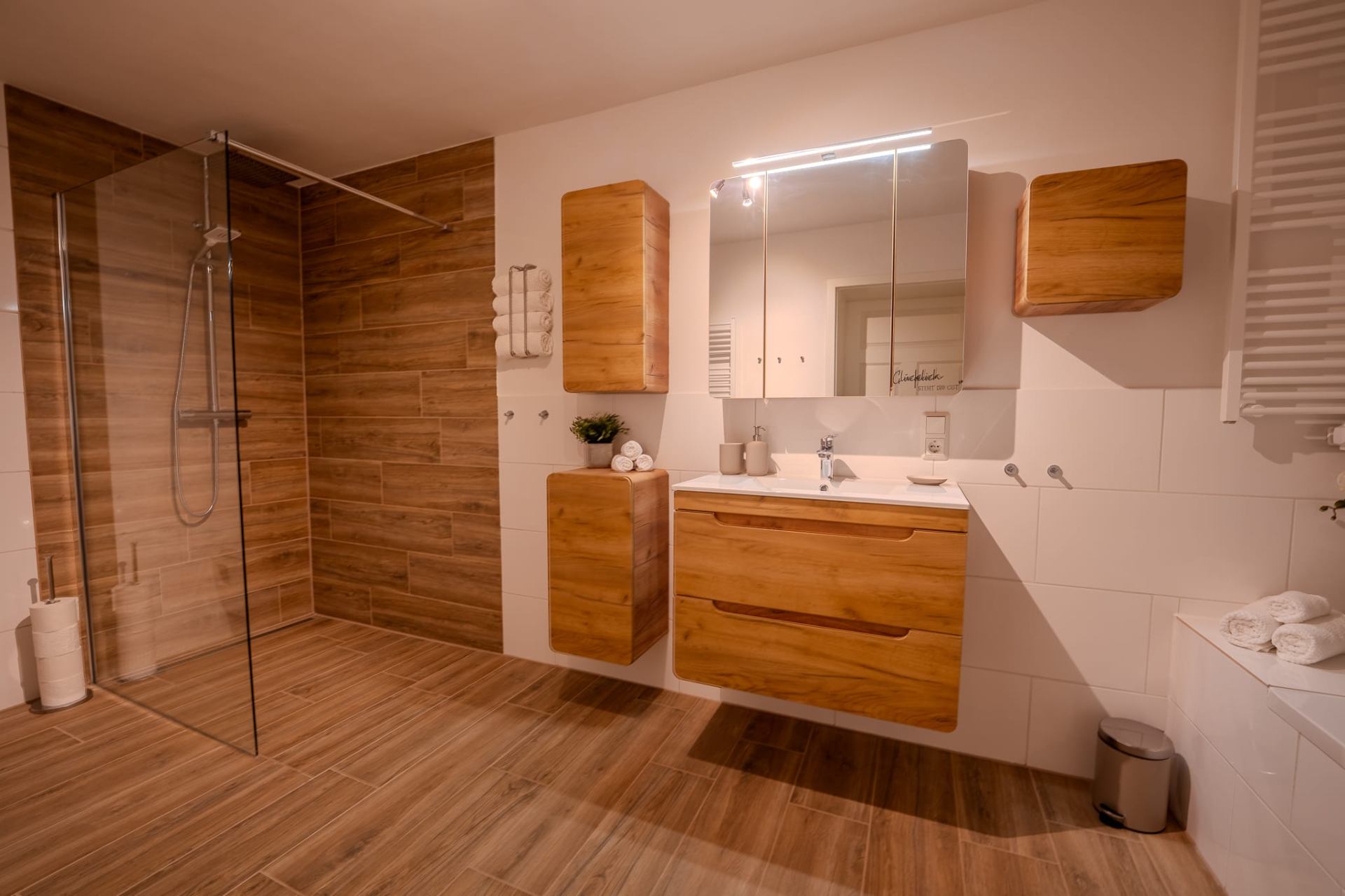 Großes modernes Bad mit Holzfliesen und Regendusche