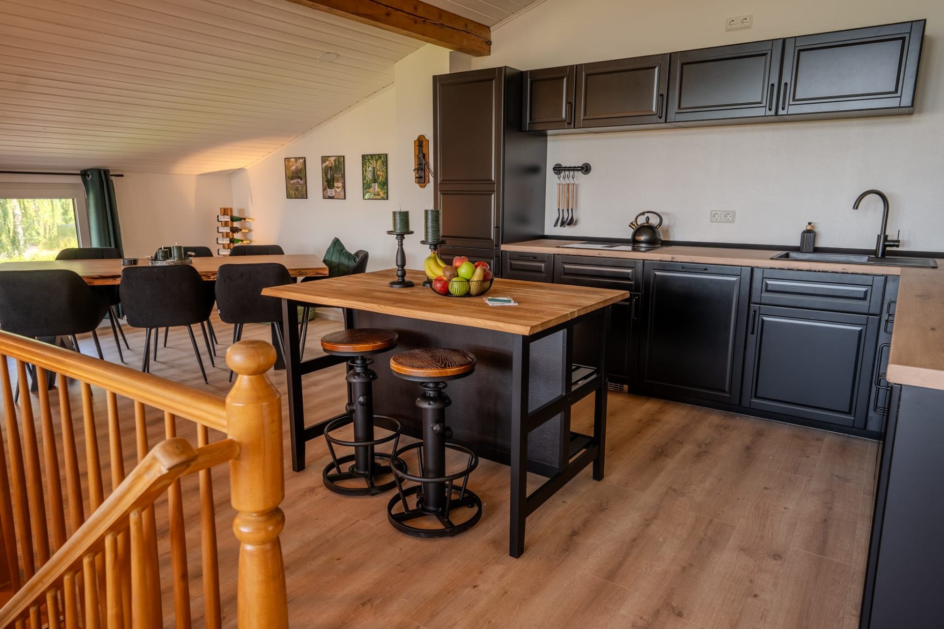 Liebevoll renovierter Küchen- und Essbereich mit Massivholz