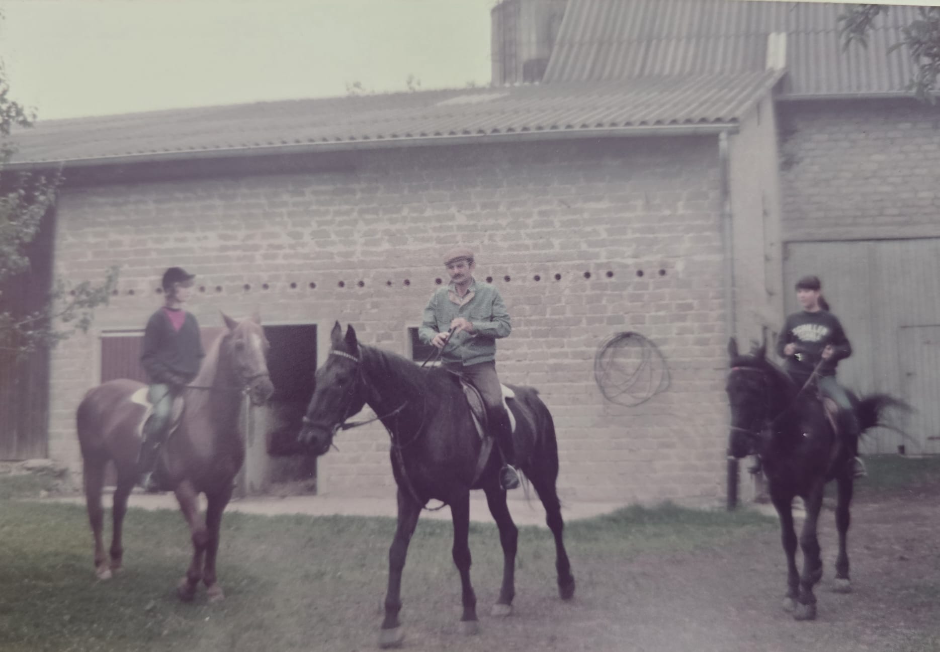 Historische Aufnahme von Reitern auf dem Hof in den 1970er/80er Jahren