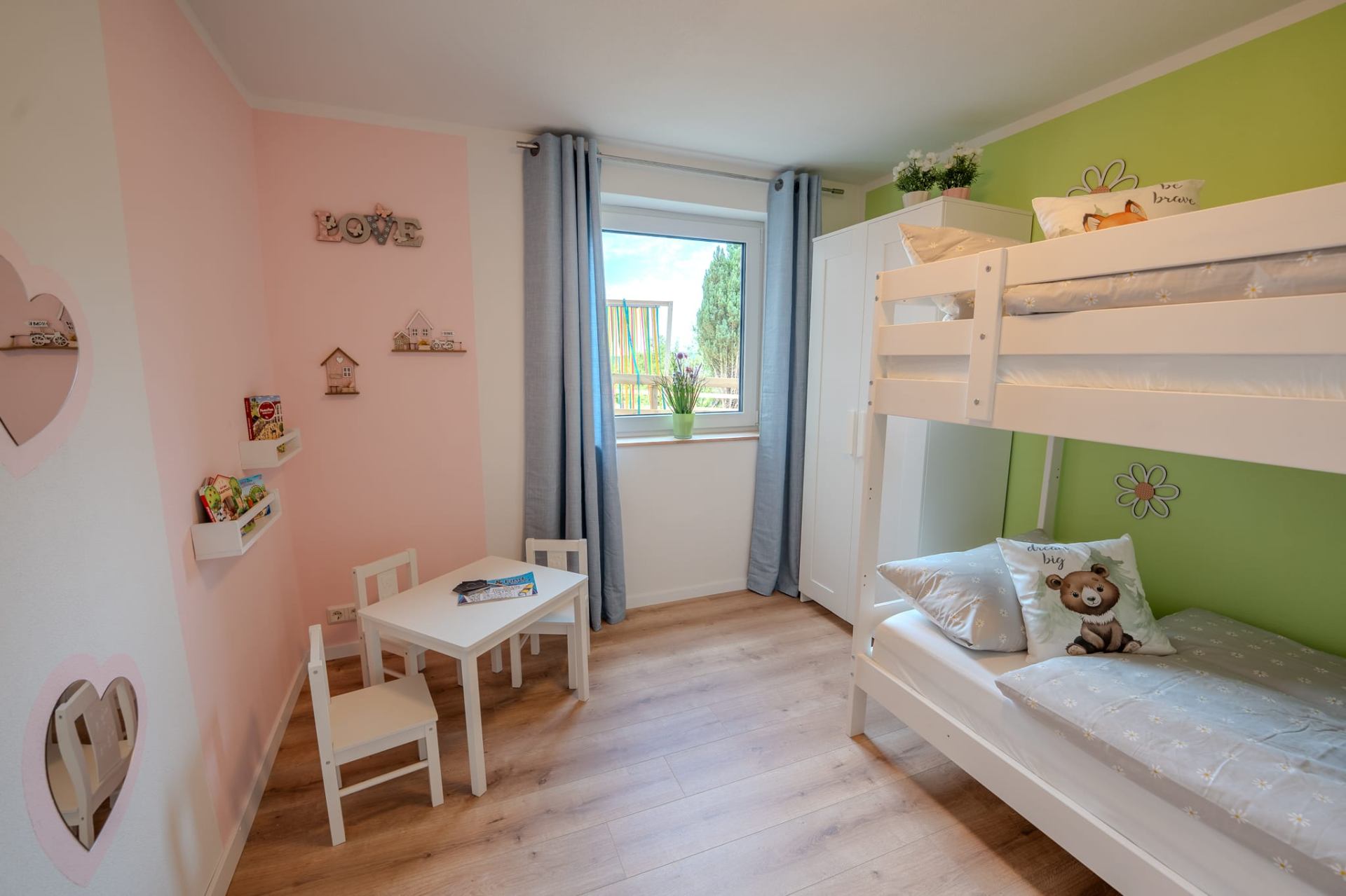 Kinderzimmer mit Hochbett und Spielecke